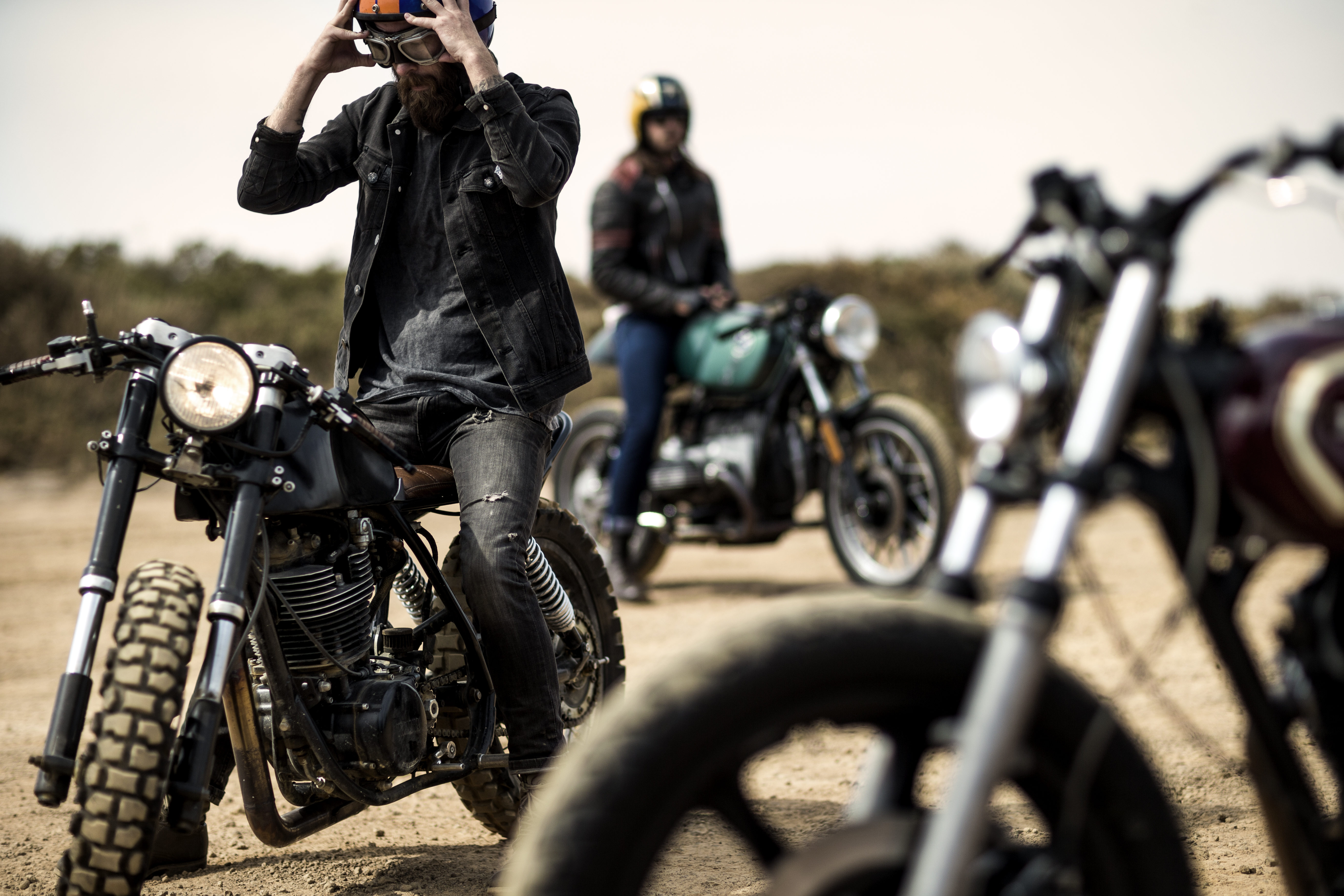 Riders con café racers en el desierto