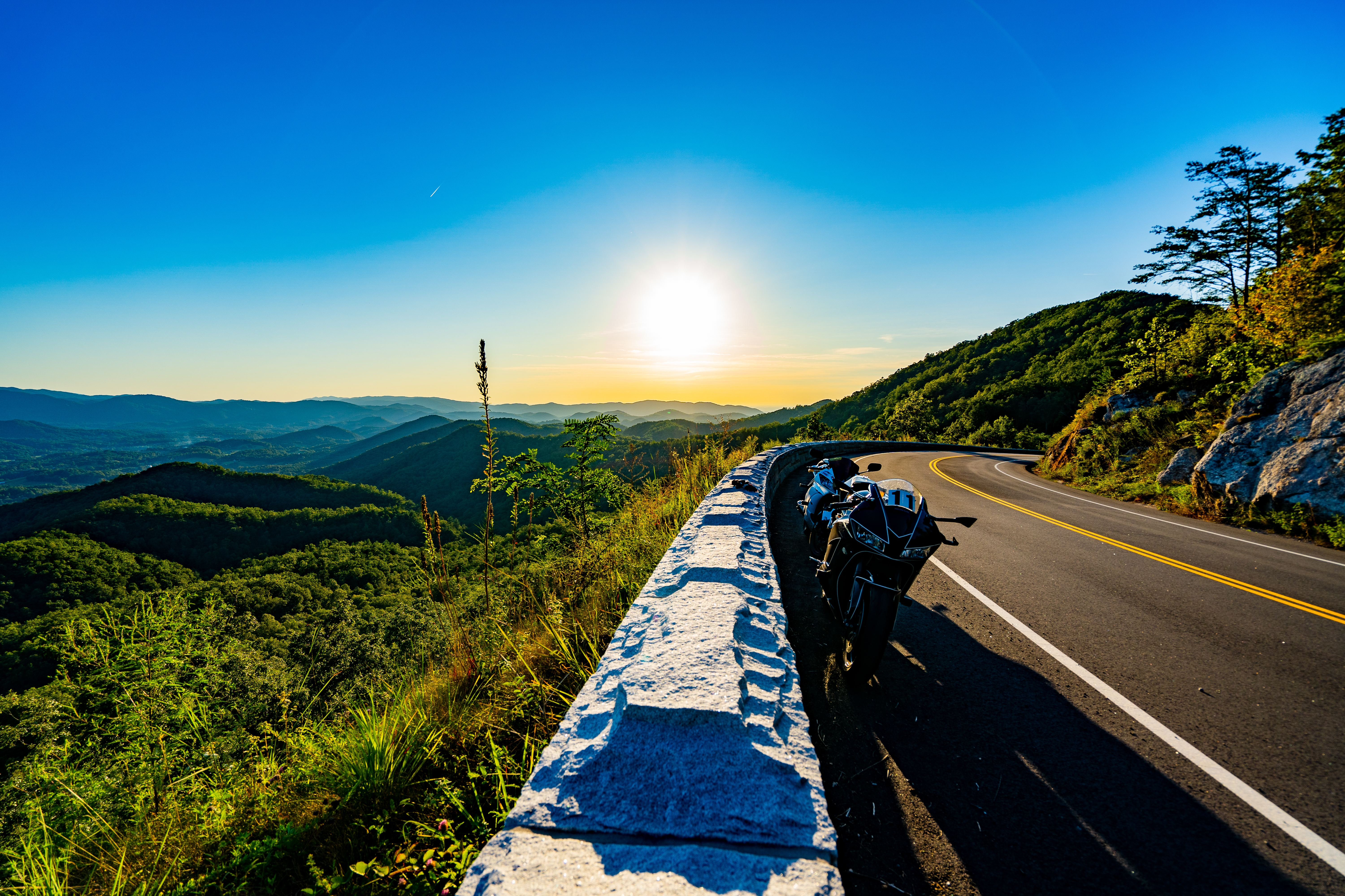 Moto al borde de carretera de montaña al amanecer