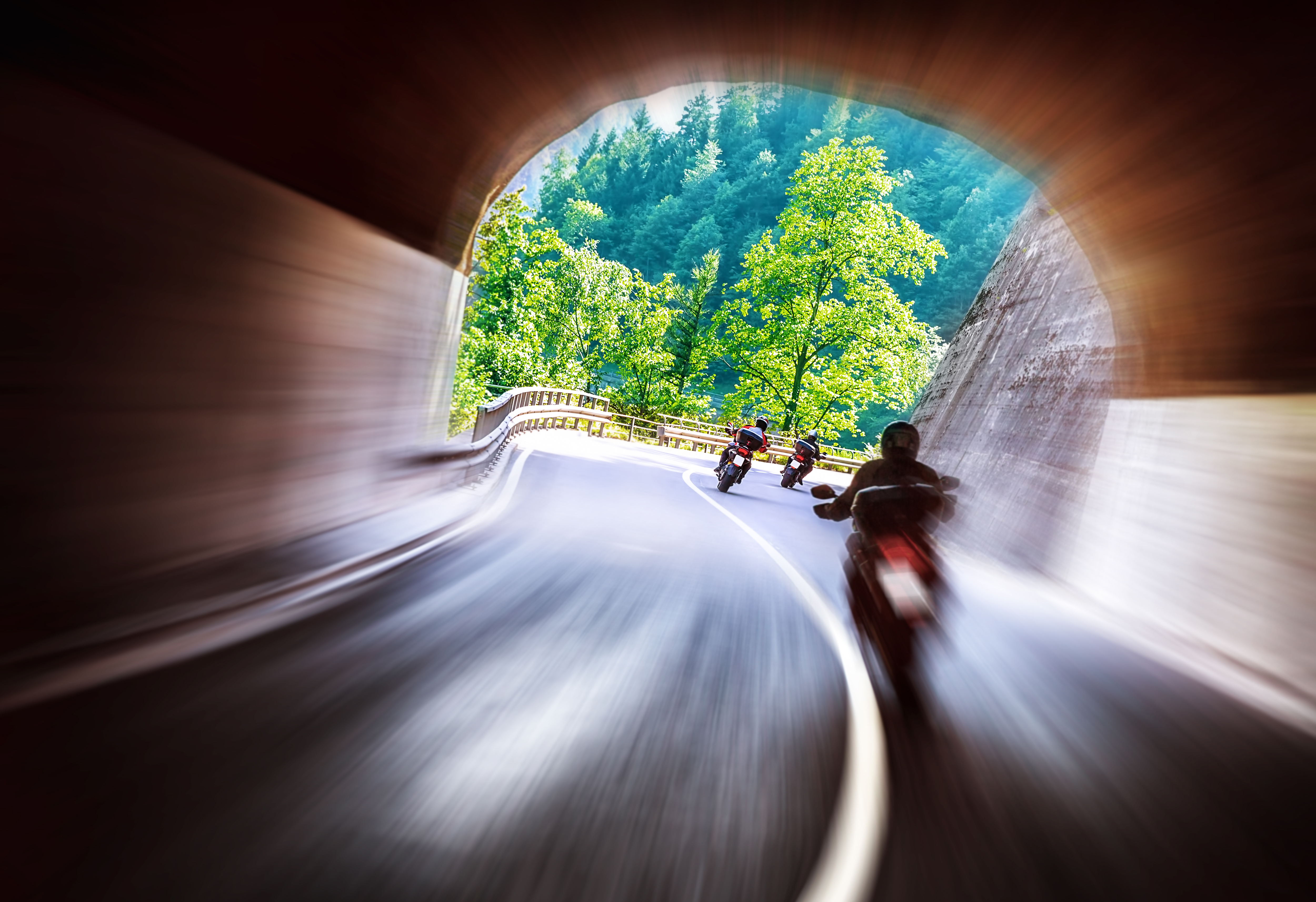 Motociclistas saliendo de un túnel